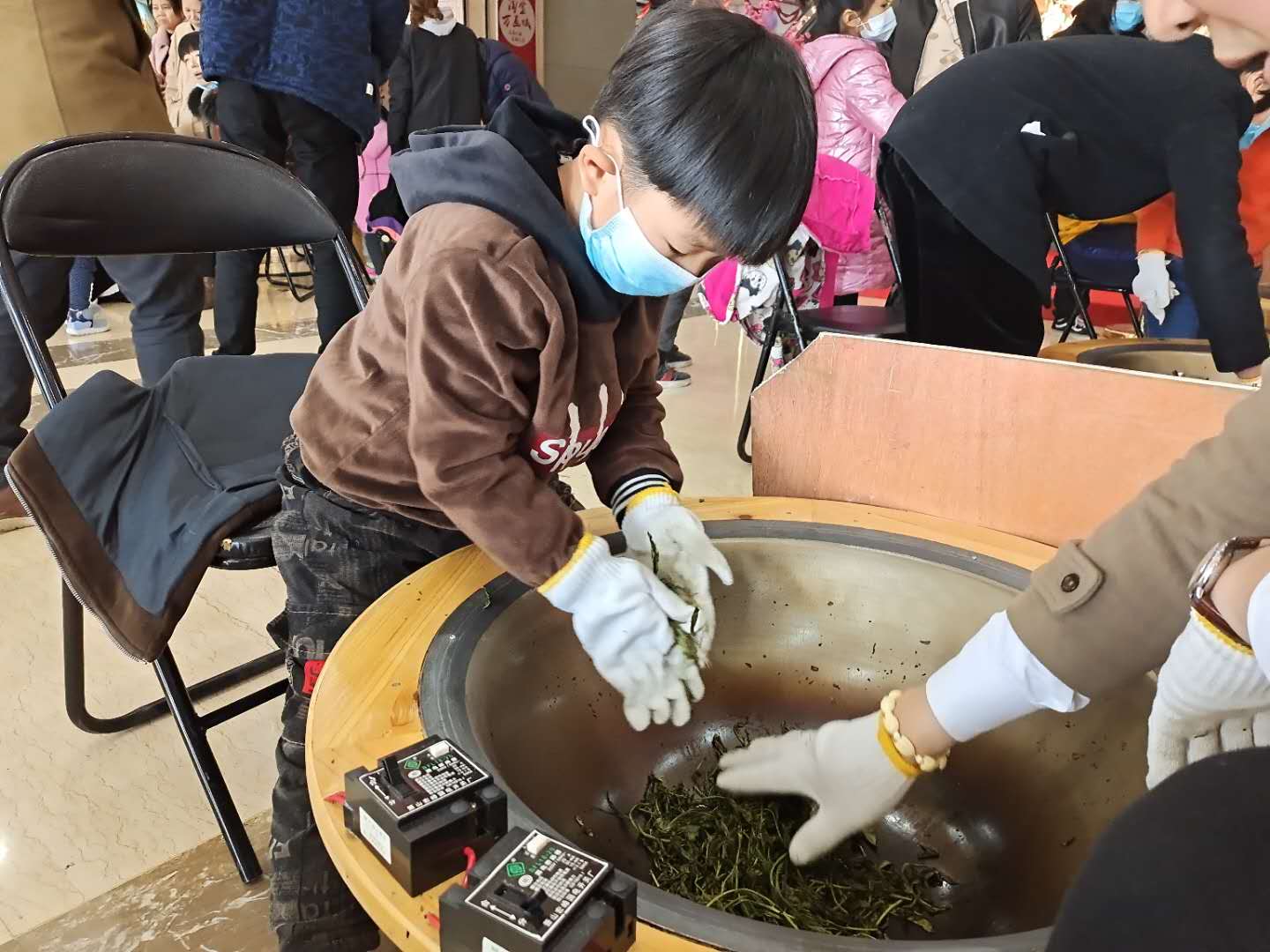 南通淘寶文化藝術品城開展炒茶、非遺親子活動